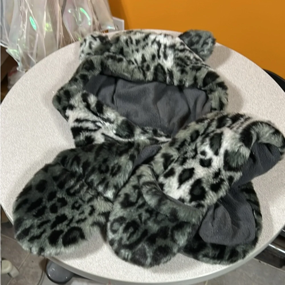 Faux fur leopardrd hooded pocket scarf - Picture 2 of 3